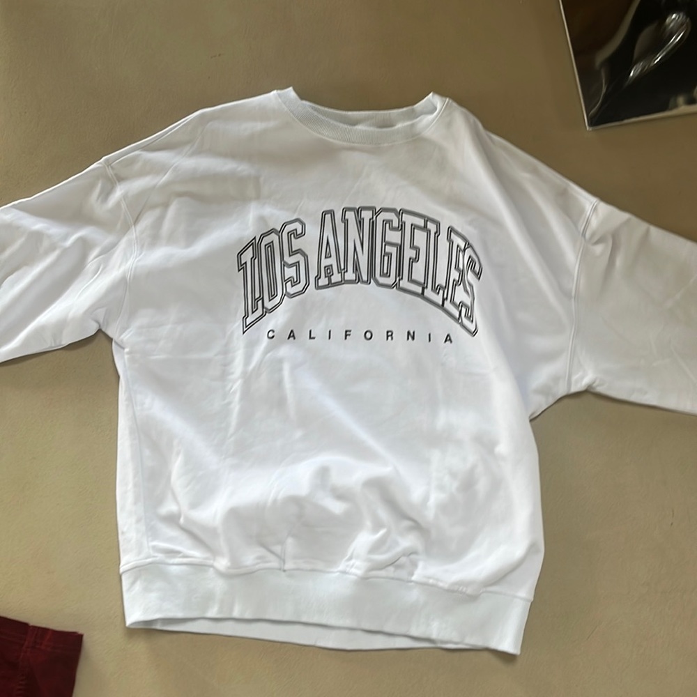 A white Los Ángeles, California sweatshirt